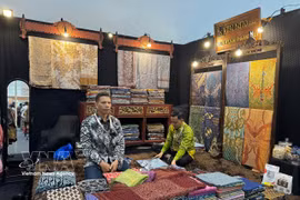 La tela batik pintada a mano es un producto muy valioso y creativo en el sector de la moda de Indonesia. (Foto: VNA)