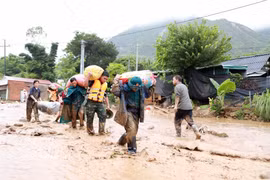 Fuertes inundaciones arrasan zonas residenciales en la comuna de Muong Than, provincia de Lai Chau, causando pérdidas materiales. (Foto: VNA)