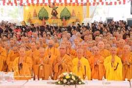 El 30 de marzo de 2026 se celebró una solemne ceremonia budista en el barrio de Do Son, ciudad de Hai Phong, para orar por la paz y la prosperidad nacionales y conmemorar a los héroes caídos y a los civiles que perdieron la vida durante la guerra. (Foto: VNA)