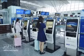 Los pasajeros de los vuelos internacionales de Vietnam Airlines que salen de la Terminal 2 del Aeropuerto Internacional Noi Bai podrán facturar y dejar su equipaje en quioscos de autoservicio a partir del 20 de julio. (Foto: VNA)