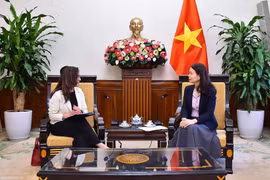 La viceministra vietnamita de Relaciones Exteriores Nguyen Minh Hang (derecha) recibe a su homóloga chilena Gloria de la Fuente (Foto: baoquocte.vn)