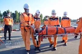 Traslado del marinero enfermo a tierra (Foto: VNA)