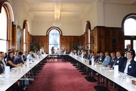 Mesa redonda entre las comunidades empresariales vietnamitas y australianas en el Parlamento de Victoria. (Foto: VNA)