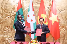 Firma de un Memorando de Entendimiento sobre cooperación entre el Partido Comunista de Vietnam y del CNDD-FDD. (Foto: VNA)