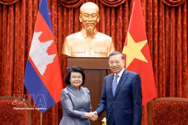 El secretario general del PCV y presidente de Vietnam, To Lam, recibe a la titular de la Asamblea Nacional de Camboya, Samdech Khuon Sudary. (Foto: VNA)