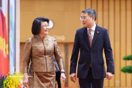 El primer ministro de Vietnam, Le Minh Hung, recibe a la presidenta de la Asamblea Nacional de Camboya, Samdech Khuon Sudary. (Foto: VNA)