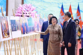 El primer ministro de Vietnam, Le Minh Hung, y la presidenta de la Asamblea Nacional de Camboya, Samdech Khuon Sudary, visitan una exposición fotográfica sobre la cooperación entre ambos países. (Foto: VNA)