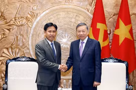 El secretario general del Partido Comunista de Vietnam y presidente de la República, To Lam (derecha), recibe al presidente del Tribunal Popular Supremo de Laos, Phayvy Syboualypha. (Foto: VNA)
