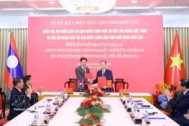 Firma de un nuevo Memorando de Entendimiento sobre cooperación entre los tribunales supremos de Vietnam y Laos (Foto: VNA)