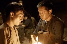 Los actores Thai Hoa y Quang Tuan interpretan el papel de soldados que viven en los túneles