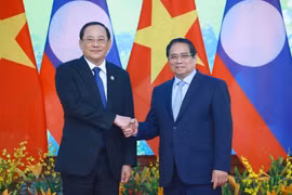El primer ministro de Vietnam, Pham Minh Chinh (derecha), recibe a su homólogo de Laos, Sonexay Siphandone (Foto: VNA)