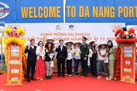 Da Nang da la bienvenida a los primeros turistas extranjeros en la ciudad (Foto: VNA)