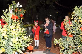 Los vietnamitas en Laos visitan la pagoda Phat Tich en Vientiane, el primer día del Año Nuevo Lunar. (Foto: VNA)