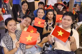 Estudiantes vietnamitas se reúnen para ver el desfile militar y civil que conmemora el 50.º aniversario de la Liberación del Sur y la Reunificación Nacional (30 de abril de 1975-2025). (Foto ilustrativa: VNA)