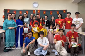 Phan Thi Quynh Trang (en el extremo izquierdo, segunda fila) posa para una foto conmemorativa junto al grupo de jóvenes vietnamitas en un evento organizado por el CVCEC, destinado a impartir clases de idioma vietnamita. (Foto: VNA)