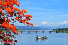 La romántica belleza del río Huong (Perfume). (Foto: VNA)