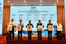 Representantes de Ciudad Ho Chi Minh y las provincias de Dong Nai, Ba Ria-Vung Tau, Binh Duong, Binh Phuoc y Tay Ninh firman un acuerdo de cooperación para el desarrollo del turismo ecológico. (Foto: VNA)