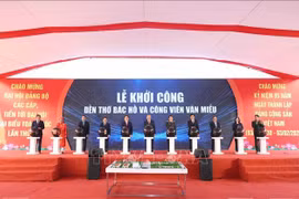 El secretario general del Partido Comunista de Vietnam, To Lam (centro), y funcionarios dan inicio a la construcción del Templo de Ho Chi Minh y el parque Van Mieu en la ciudad de Bac Ninh. (Foto: VNA)