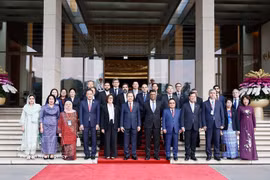 El presidente de la Asamblea Nacional de Vietnam, Tran Thanh Man, y los delegados. (Foto: VNA)