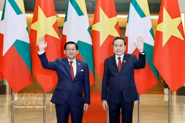 El presidente de la Asamblea Nacional de Vietnam, Tran Thanh Man (derecha), recibe al presidente de Myanmar, Min Aung Hlaing. (Foto: VNA)
