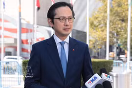 El embajador Do Hung Viet, jefe de la Misión Permanente de Vietnam ante la ONU, responde a las preguntas de los reporteros. (Foto: VNA)