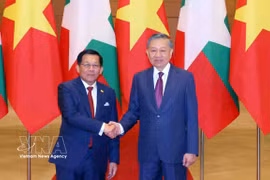 El secretario general del Partido Comunista y presidente de Vietnam, To Lam (derecha), recibe al presidente de Myanmar, Min Aung Hlaing. (Foto: VNA)