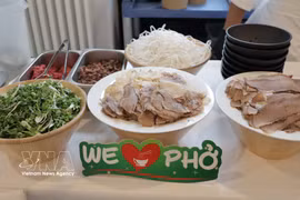 Tras recorrer más de cuatro mil kilómetros por Europa, el programa celebró su última parada en el restaurante Viet Pho, en la capital alemana. (Foto: VNA)