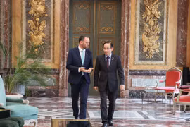 El canciller vietnamita, Le Hoai Trung, se reúne con el viceprimer ministro y titular de Relaciones Exteriores de Bélgica, Maxime Prévot. (Foto: Ministerio de Relaciones Exteriores de Vietnam)