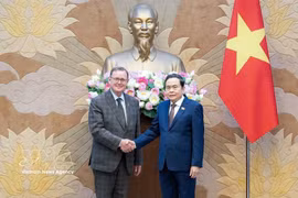 El presidente de la Asamblea Nacional de Vietnam, Tran Thanh Man (derecha), recibe al vicepresidente del Bundestag, Bodo Ramelow. (Foto: VNA)