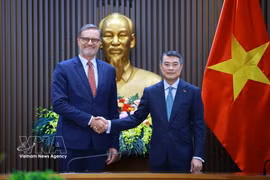 El primer ministro vietnamita, Le Minh Hung (derecha), recibe al embajador de Francia, Olivier Brochet. (Foto: VNA)