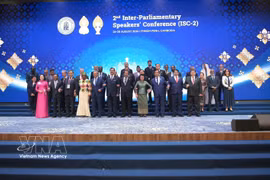 La vicepresidenta de la Asamblea Nacional de Vietnam, Nguyen Thi Thanh, y los jefes de las delegaciones en la cita. (Foto: VNA)