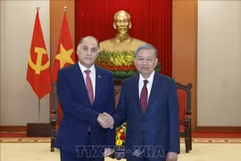 El secretario general del Partido Comunista de Vietnam, To Lam (derecha), recibe al secretario de Estado del Consejo de Seguridad de Bielorrusia, Aleksandr Grigorievich Volfovich. (Foto: VNA)
