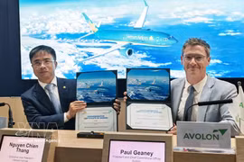 El vicepresidente ejecutivo de Vietnam Airlines, Nguyen Chien Thang (izquierda), y Paul Geaney, presidente y director comercial de Avolon, sostienen el certificado de la firma del acuerdo para el arrendamiento de aviones Boeing 737 MAX adicionales en Farnborough, Reino Unido, el 21 de julio. (Foto: VNA)