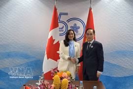 El ministro de Relaciones Exteriores de Vietnam, Le Hoai Trung, se reúne con su homóloga de Canadá, Anita Anand. (Foto: VNA)