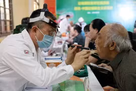 Un médico militar chino realiza chequeo a un poblador de la provincia de Lang Son (Foto: VNA)