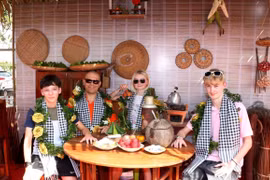 Turistas extranjeros degustan especialidades del sur de Vietnam (Foto: VNA)