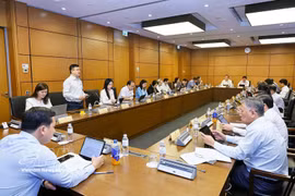 Los diputados de las provincias de Hung Yen y Tay Ninh participan en un debate. (Foto: VNA)