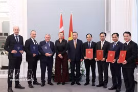 El secretario general del Partido Comunista y presidente de Vietnam, To Lam, y el rey Federico X de Dinamarca presencian el intercambio de los documentos de cooperación entre ambos países. (Foto: VNA)