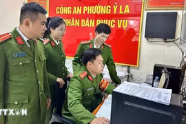 La fuerza policial del distrito de Y La, en la ciudad de Tuyen Quang, inicia oficialmente sus operaciones bajo el nuevo sistema de vigilancia de dos niveles en su primer día de trabajo. (Foto: VNA)