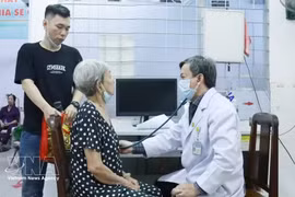 Un médico del Hospital Cho Ray realiza un examen de salud a una anciana en el centro médico del barrio de Cho Lon. (Foto: VNA)