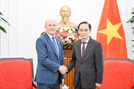 El ministro de Relaciones Exteriores de Vietnam, Le Hoai Trung (derecha), recibe al embajador canadiense en Hanoi, James Nickel. (Foto: Cancillería de Vietnam)