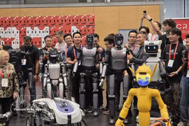 El robot VR-H3 de VinRobotics en el desfile de robots de ICRA 2026. (Foto: VNA)