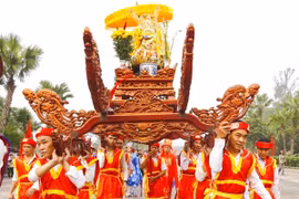 Procesión de los palanquines desde localidades cercanas hasta el Templo Hung (Foto: baodantoc.vn)
