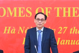 El miembro del Buró Político y ministro de Relaciones Exteriores, Le Hoai Trung, informa sobre los resultados del XIV Congreso Nacional del PCV (Foto: VNA)