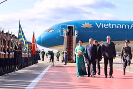 Ceremonia oficial de bienvenida al secretario general To Lam y su esposa en el Aeropuerto Vnukovo 2 de Moscú. (Foto: VNA)