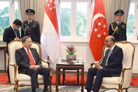 El secretario general del Partido Comunista de Vietnam, To Lam (izquierda), conversa con el presidente de Singapur, Tharman Shanmugaratnam. (Foto: VNA)