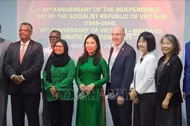 Delegados participantes en la ceremonia conmemorativa por el 80.º aniversario del Día Nacional de Vietnam y el 50.º aniversario del establecimiento de relaciones diplomáticas Vietnam-Maldivas (Foto: VNA)