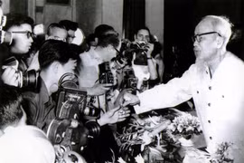El Presidente Ho Chi Minh se reúne con los reporteros nacionales y extranjeros en Hanoi en 1968 (Foto: VNA)