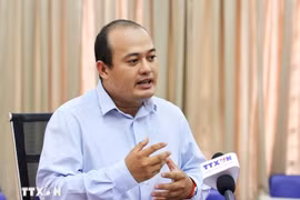 El experto en geopolítica y seguridad internacional Thong Mengdavid, del IISPP, responde a las preguntas de la Agencia Vietnamita de Noticias (Foto: VNA)