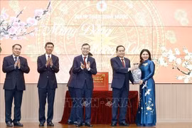 El presidente de la Asamblea Nacional, Tran Thanh Man, regala un obsequio a la Auditoría Estatal de Vietnam (Foto: VNA)